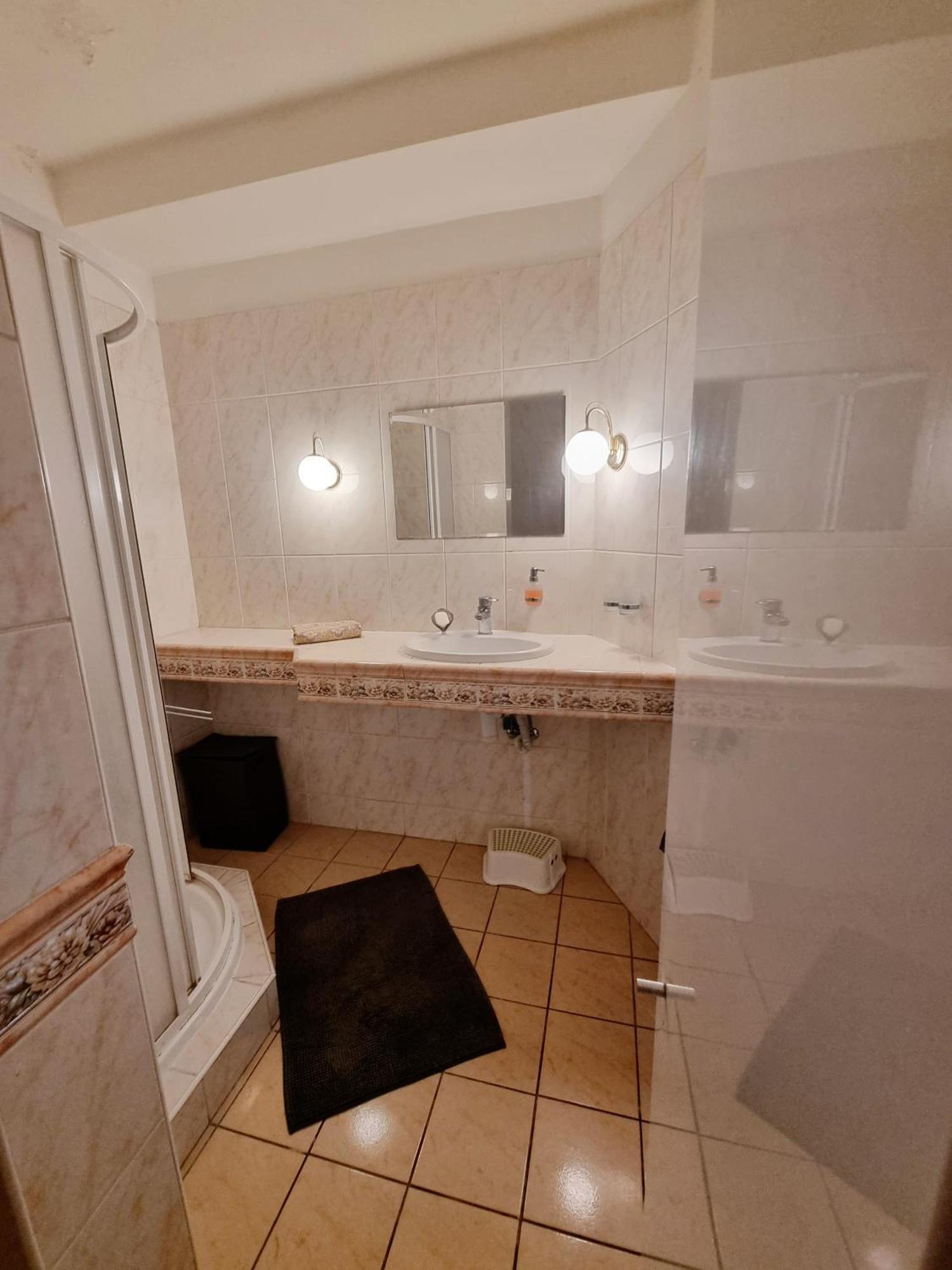 Big 4 Room Huge Apartment Братислава Экстерьер фото